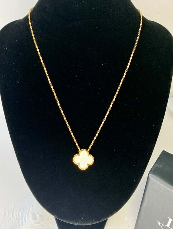 LUXX URBAN Clover Pendant Necklace Ivory Mother of Pearl 18KGP - Picture 2 of 6